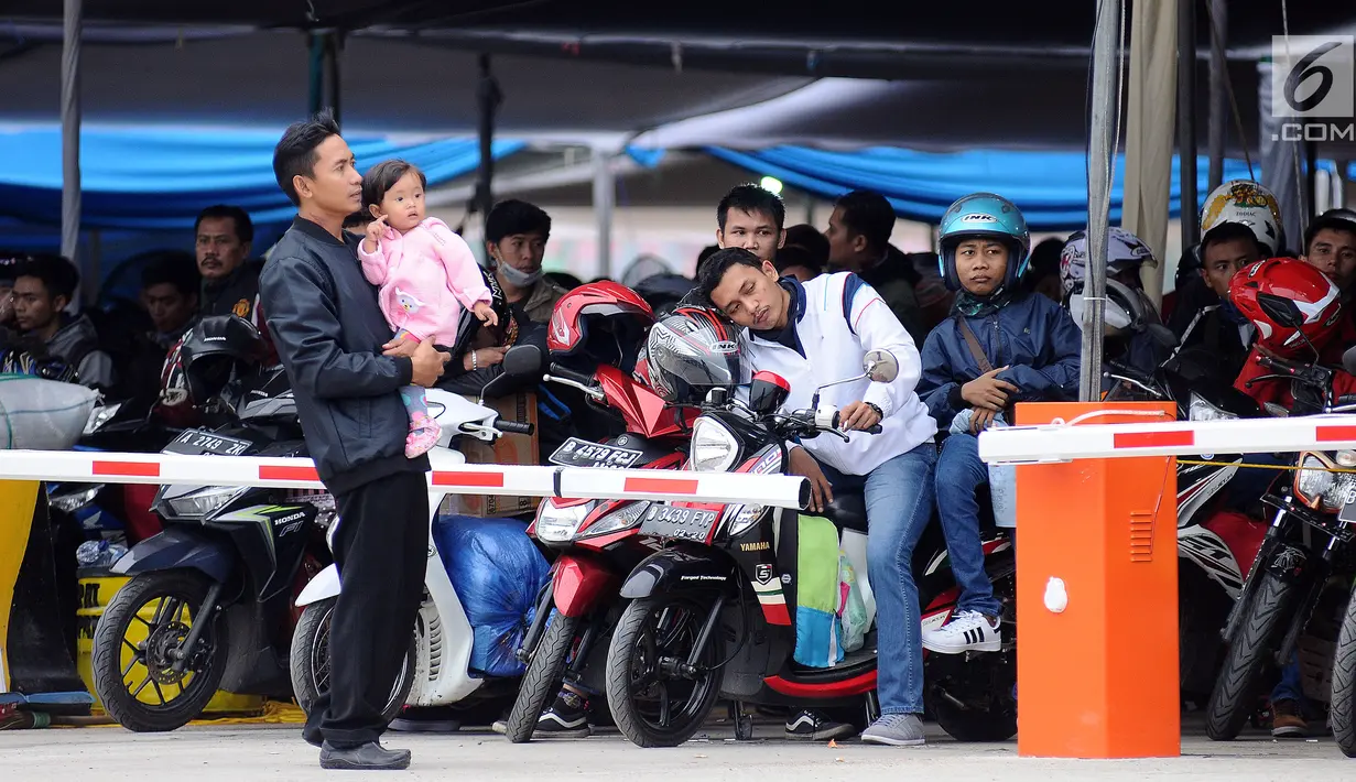 Sejumlah pemudik menanti waktu masuk kapal penyereberangan di Dermaga 6 Pelabuhan Merak, Banten, Kamis (22/6). Dini hari, ribuan pemudik bermotor menyeberang dari Merak menuju Bakauheni, Lampung. (Liputan6.com/Helmi Fithriansyah)