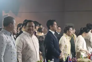 Prabowo Tampil Beda di Gala Dinner KTT ASEAN, Pakai Barong Tagalog Khas Filipina (Tangkapan Layar YouTube Setpres)