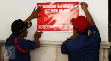 Petugas Damkar Menyegel bangunan Hotel De Rivier kawasan Kota Tua, Jakarta, Selasa (18/10). Penyegelan dilakukan karena pihak hotel melanggar Perda nomor 8 tahun 2008 tentang Pencegahan dan Penanggulangan Bahaya Kebakaran. (Liputan6.com/Gempur M Surya)