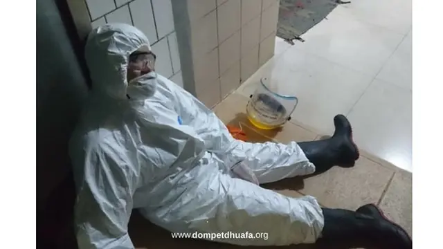 6 Potret Perjuangan Tenaga Medis Saat Rawat Pasien, APD Hingga Basah Kuyup
