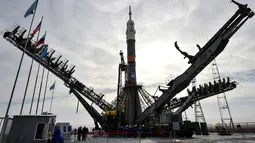 Pesawat ruang angkasa Soyuz MS-08 terlhat di Kosmodrome Baikonur, Kazakhstan, (19/3). Soyuz MS-08 akan membawa astronot Drew Feustel dan Ricky Arnold dari Amerika Serikat dan rekan kru Oleg Artemyev dari Rusia. (AFP Photo/Vyacheslav Oseledko)