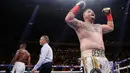 Ekspresi Andy Ruiz (kanan) saat berakhirnya ronde ketiga melawan Anthony Joshua pada pertandingan tinju di Madison Square Garden, New York, Amerika Serikat, Minggu (2/6/2019). Ruiz memukul jatuh Anthony Joshua sebanyak dua kali di ronde ketiga. (AP Photo/Frank Franklin II)