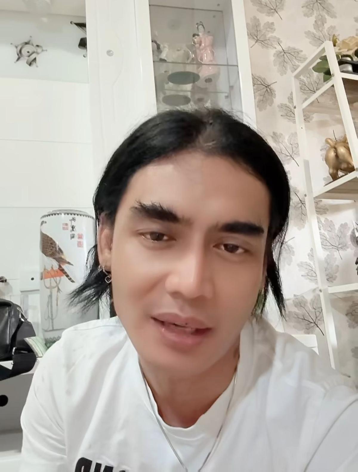 Charly Van Houten Makan di Kaki Lima, Netizen Heboh Sebut 'Artis Kampung', Apa Alasannya?