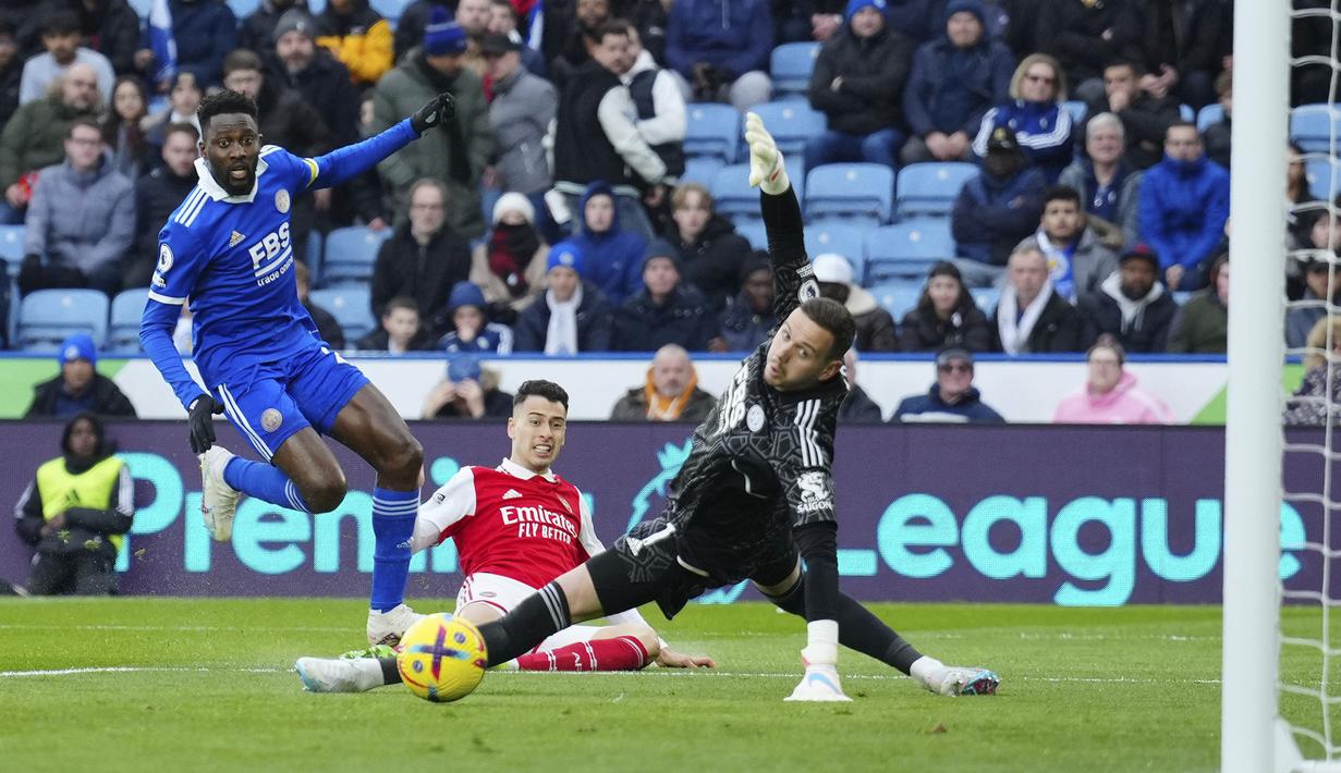 Pemain Arsenal, Gabriel Martinelli (tegah) mencetak gol ke gawang Leicester City pada laga pekan ke-25 Liga Inggris 2022/2023 di King Power Stadium, Sabtu (25/02/2023). Laga berakhir dengan kemenangan 1-0 Arsenal. (AP Photo/John Super)