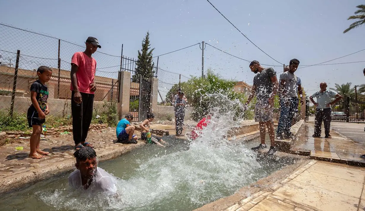 Warga Palestina menikmati waktu di sebuah mata air alami di tengah gelombang panas di Kota Jericho, Tepi Barat, (18/5/2020). (Xinhua/Luay Sababa)