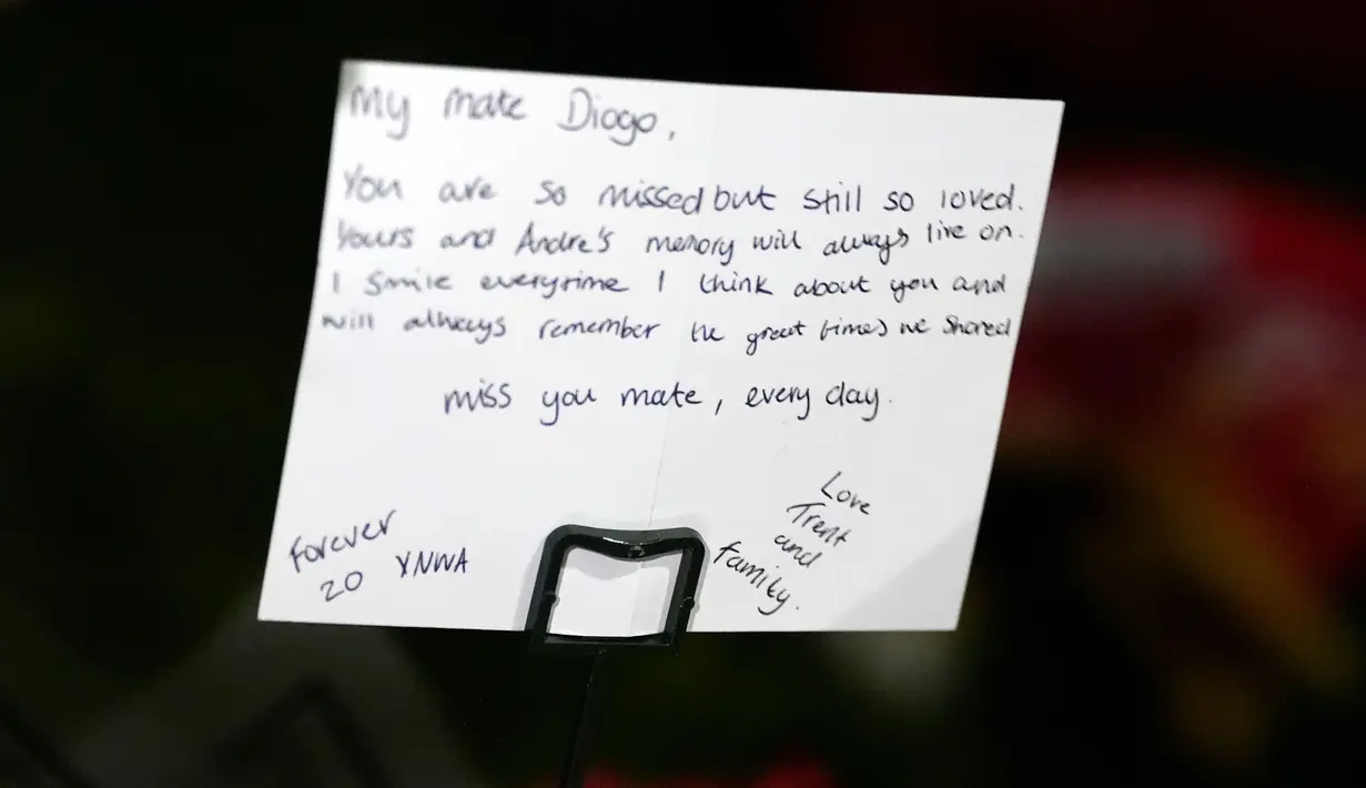 Surat dari pemain Real Madrid, Trent Alexander Arnold untuk mendiang Diogo Jota di Anfield, Liverpool, Inggris, Senin, (03/11/2025) waktu setempat, menjelang pertandingan antara Liverpool melawan Real Madrid di Liga Champions. (AP Photo/PA/Peter Byrne)