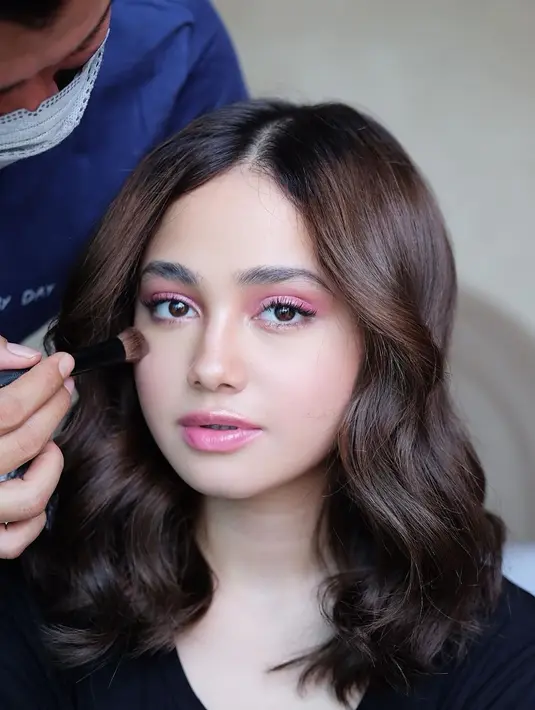 Syifa Hadju bak Barbie dengan makeup bernuansa pink yang lembut dan membaur sempurna di kulitnya. [Foto: Instagram/ryanogilvy]