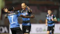 Pemain Madura United, Peter Ozase Odemwingie (kanan) saat merayakan gol ke gawang Persija Jakarta pada lanjutan Liga 1 2017 di Stadion Patriot, Bekasi, Kamis (4/5/2017). Persija kalah 0-1. (Bola.com/Nicklas Hanoatubun)