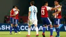 Para pemain Timnas Paraguay merayakan gol mereka pada pertandingan kualifikasi Piala Dunia 2018 di stadion Mario Kempes, Cordoba, Argentina (11/10). Gol semata wayang Paraguay berhasil dicetak Derlis Gonzalez pada babak pertama. (REUTERS/Marcos Brindicci)