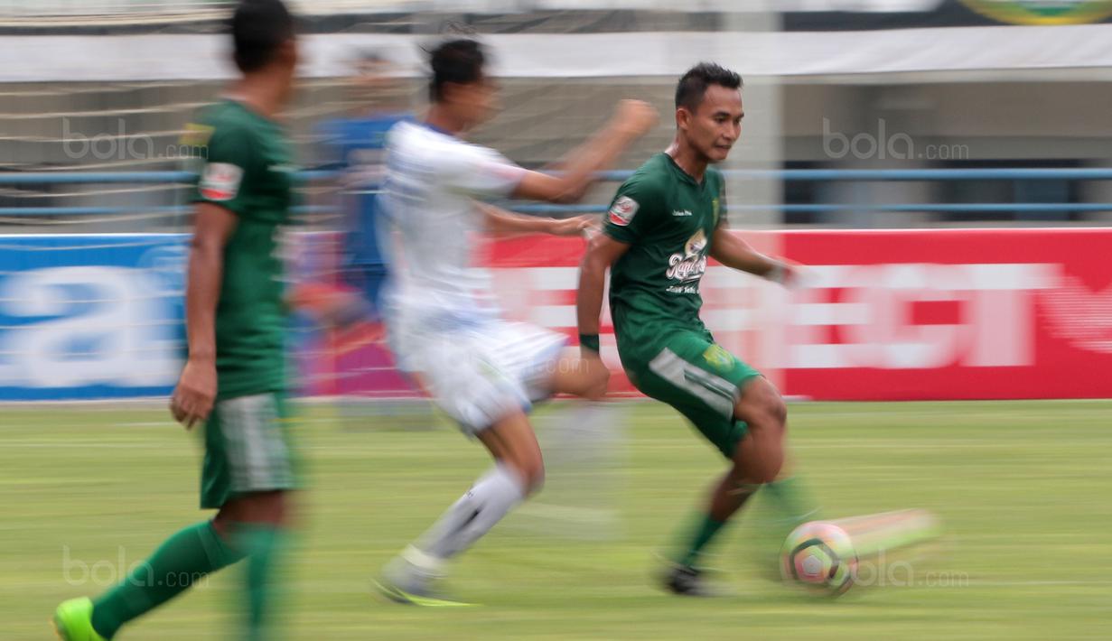 Pemain Persebaya Abu Rizal Maulana (kanan) melewati adangan pemain PSPS Riau pada laga 8 Besar Liga 2 Grup Y di Stadion GBLA, Bandung, Sabtu (18/11/2017). Persebaya Menang 1-0. (Bola.com/Nicklas Hanoatubun)