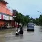 Ratusan rumah warga di Tulungagung terendam banjir. Sementara itu, langkah revitalisasi Luar Batang menggusur warga lokal.