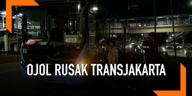 VIDEO: Tersenggol, Ojek Online Hancurkan Bus Transjakarta