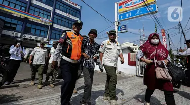 Dinas Perhubungan (Dishub) DKI Jakarta bersama tim gabungan yang terdiri dari Satuan Polisi Pamong Praja (Satpol PP), TNI dan Polri merazia para juru parkir liar, termasuk yang beroperasi di minimarket di Jakarta, Rabu (15/5/2024). (Liputan6.com/Angga Yuniar)