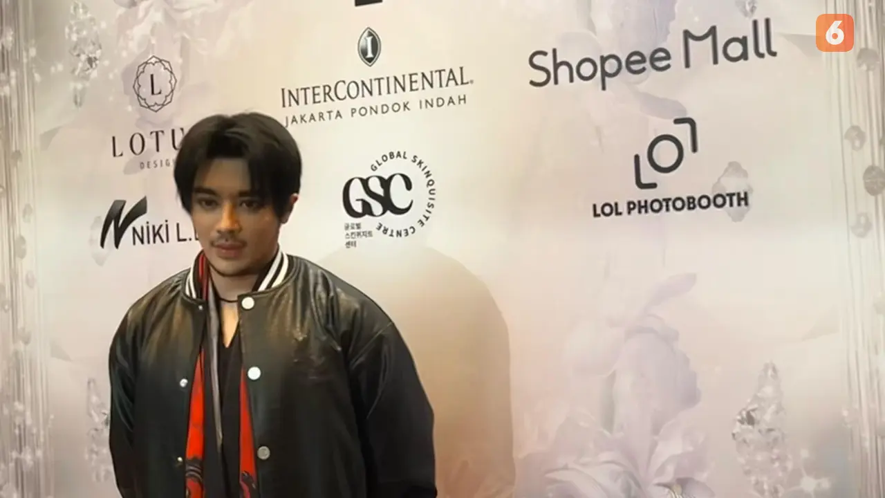 Tex Saverio Rilis Koleksi Scarf bekerja sama dengan model Paula Verhoeven dan Bubah Alfian. (Dok: Liputan6.com/dyah)