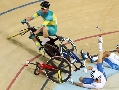  Pebalap Australia, Glenn O'Shea, bersenggolan dengan Elia Viviani (Italia), dan Park Sang-Hoon (Korea Selatan), dalam final omnium 40 km points race putra Olimpiade Rio 2016 di Rio Velodrome, Rio de Janeiro, Brasil, (15/8/2016). (Reuters/Paul Hanna)