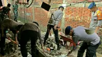 Pasukan Brimob Polda Sulut saat membersihkan pemukiman warga setelah banjir menerjang Kota Manado, Jumat (27/1/2023) lalu.