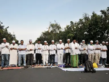 Sejumlah demonstran melaksanakan salat ashar di sela-sela demo 4 November 2016 di depan Balai Kota, Jalan Medan Merdeka Selatan, Jakarta, Jumat (4/11). Mereka melaksanakan shalat ashar berjamaah di lokasi demo. (Liputan6.com/Yoppy Renato)