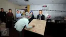 Zulkarnain menyaksikan penandatanganan MOU Parpol Cerdas dalam acara Workshop di gedung KPK, Jakarta, Kamis (12/11/2015). Kpk ingin tanamkan mental pemilih yang berintegritas. (Liputan6.com/Helmi Afandi) 
