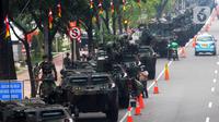 Sejumlah tentara berada di kendaraan taktis TNI yang dipamerkan di depan Istana Merdeka, Jakarta, Senin (4/10/2021). Ratusan alat utama sistem persenjataan (Alutsista) TNI dipamerkan sepanjang pinggir jalan sekeliling kawasan Monas dalam rangka peringatan HUT ke-76 TNI. ​(merdeka.com/Arie Basuki)