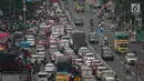 Sejumlah kendaraan terjebak macet di ruas Jalan KH Mas Mansyur, Tanah Abang, Jakarta, Kamis (15/6). Pertumbuhan jumlah motor dan mobil mencapai 12 persen per tahun atau berkisar 5.500 hingga 6000 unit per hari. (Liputan6.com/Gempur M Surya)