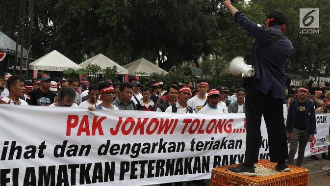 Peternak ayam menyampaikan orasi dalam aksi di depan Kementerian Koordinator Bidang Perekonomian, Jakarta, Kamis (5/9/2019). Ratusan peternak ayam menuntut pemerintah turun tangan menyelesaikan permasalahan harga ayam hidup di tingkat peternak yang kembali anjlok. (Liputan6.com/Angga Yuniar)