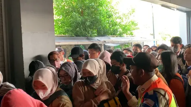 Eskalator Stasiun Duri Masih Diperbaiki, Penumpang Berdesakan