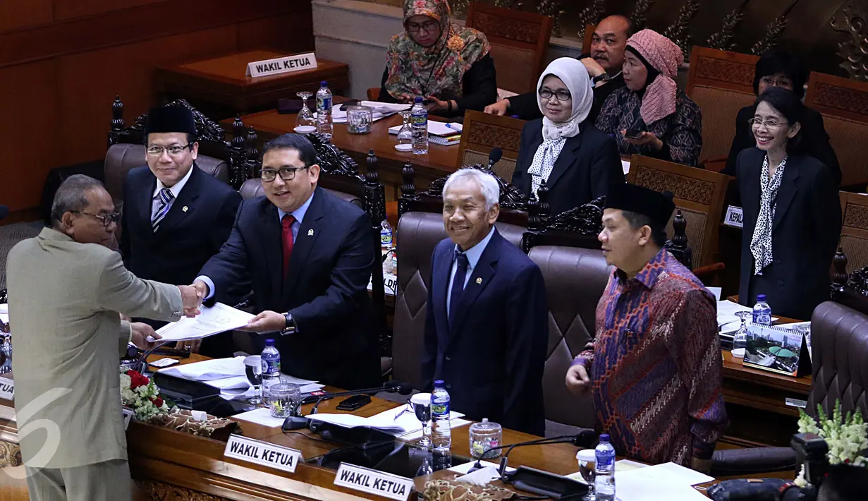 Ketua Komisi II Rambe Kamarul Zaman menyerahkan laporan Fit And Proper Test Calon Anggota Ombudsman RI kepada Pimpinan Rapat Paripurna Fadli Zon, Jakarta, Selasa (2/2/2016). Sebanyak 9 Calon Anggota Ombudsman RI telah ditetapkan.(Liputan6.com/Johan Tallo)