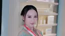 Simpel tapi anggun, begini detail kebaya rancangan Fadlan Indonesia yang dikenakan oleh Sandrina Mazaya. Poni yang menjuntai membuat Sandrina makin cantik. Tema makeup-nya juga sangat cocok dengan tone kulit dan kebaya warna hijau yang dikenakan penari kelahiran tahun 2001 ini. Makeup natural tapi tetap memesona, Sandrina banjir pujian netizen. (Liputan6.com/IG/@sandrinamazayya)