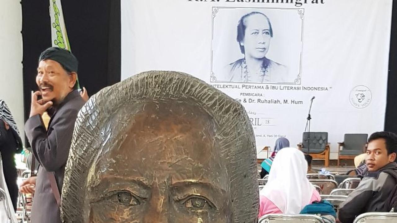 Sebuah patung reflika R.A Lasminingat kembali dipajang untuk menguatkan rencana Pemda Garut, Jawa Barat dalam proses pengusungan R.A Lasminingrat sebagai pahlawan nasional.