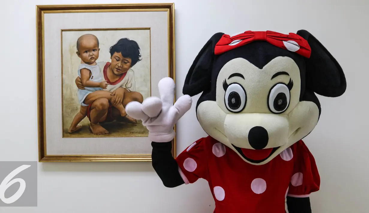 Seorang boneka Mini Mouse berpose di samping lukisan usai menghibur pasien anak di Rumah Sakit Siloam Karawaci, Tangerang, Sabtu (23/07). (Liputan6.com/Fery Pradolo)