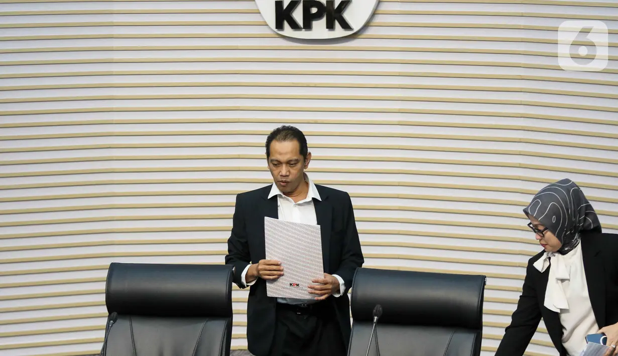 Wakil Ketua KPK Nurul Ghufron (kiri) bersiap memberikan keterangan dalam konferensi pers terkait penahanan tersangka Direktur PT Putra Kharisma Sejahtera Zulfikar Fahmi (atas) di Gedung Merah Putih KPK, Jakarta, Senin (13/11/2023). (Liputan6.com/Herman Zakharia)