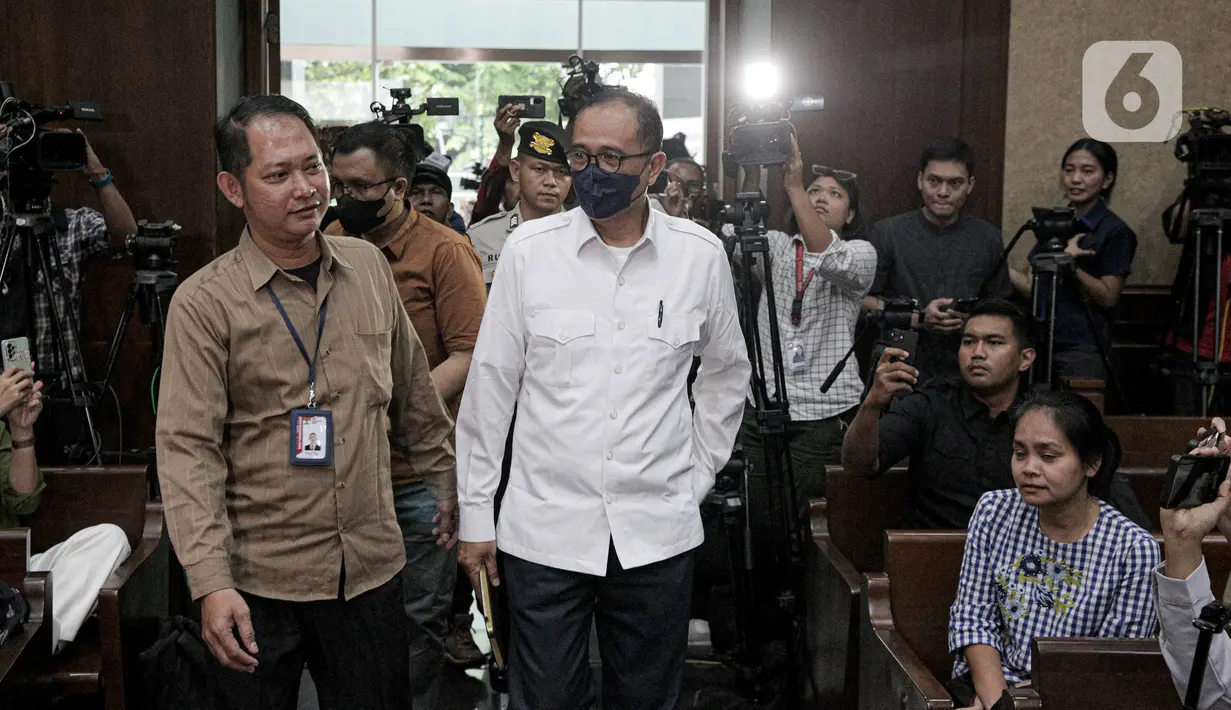 Majelis Hakim menunda pembacaan putusan perkara gratifikasi dan Tindak Pidana Pencucian Uang (TPPU) dengan terdakwa Rafael Alun Trisambodo. (Liputan6.com/Faizal Fanani)