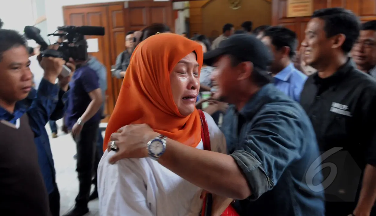 Pihak keluarga dari mantan Walikota Makassar Ilham Arief Sirajuddin menyambut bahagia dan haru keputusan hakim yang mengabulkan gugatan praperadilan, Jakarta,  Selasa (12/05/2015). (Liputan6.com/Andrian M Tunay)