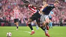 Pemain Manchester United, Rasmus Hojlund (kanan) berebut bola dengan pemain Athletic Bilbao, Inaki Williams dalam laga leg 1 semifinal Liga Europa 2024/2025 di San Mames Stadium, Bilbao, Spanyol, Kamis (01/05/2025) waktu setempat. (AP Photo/Miguel Oses)