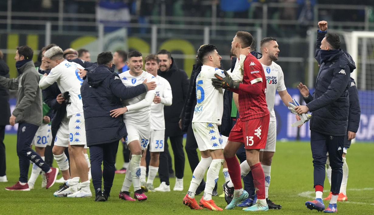 <p>Para pemain Empoli merayakan kemenangan atas Inter Milan usai pertandingan lanjutan Liga Italia di stadion San Siro di Milan, Italia, Selasa (24/1/2022). Kemenangan atas Inter Milan membuat Empoli kini berada di peringkat ke 9 dengan 25 poin. (AP Photo /Luca Bruno)</p>