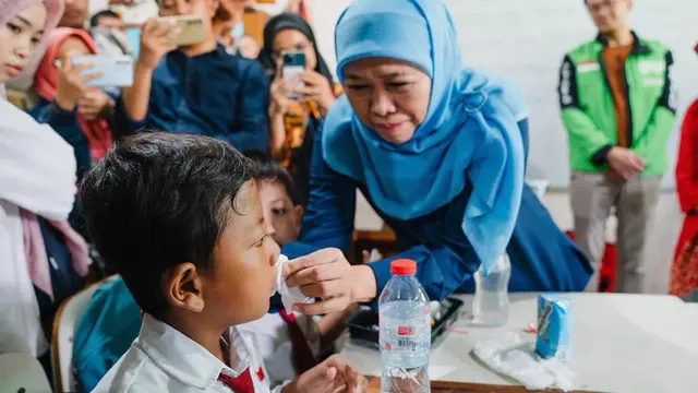 Ditemani Khofifah, Gibran Uji Coba Makan Siang Gratis Bareng UMKM dan Ojol