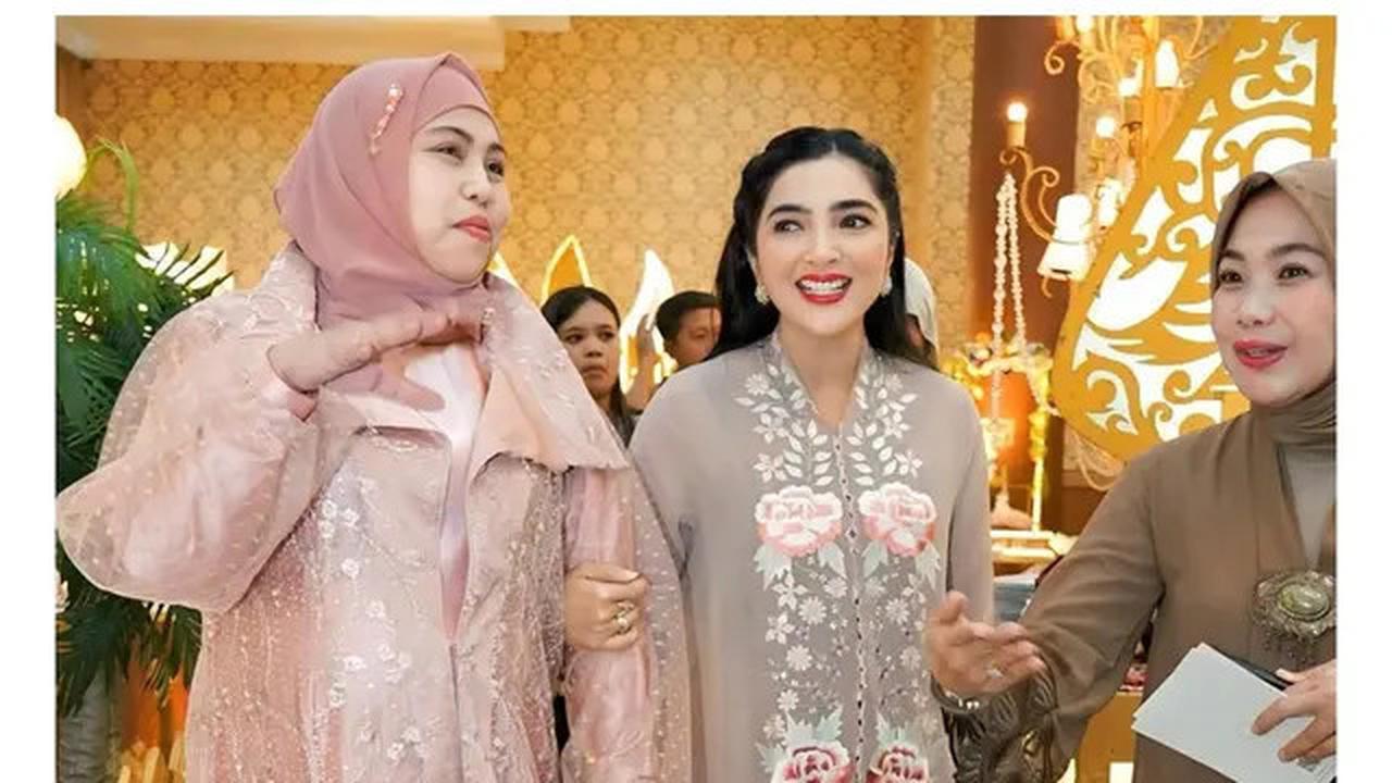 6 Potret Outfit Kebaya Ashanty di Kondangan Teman Kuliah, Inspirasi Gaya Elegan