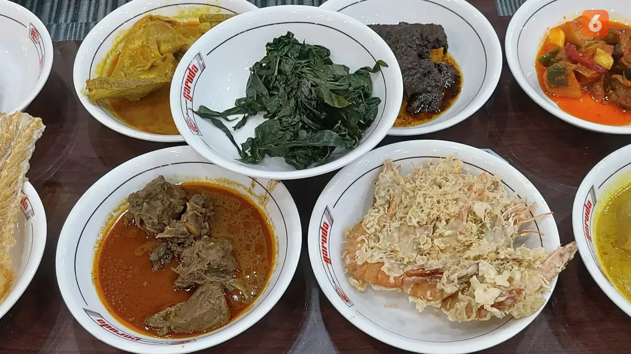 Pilih nasi Padang atau warteg untuk makan sehat yang terjangkau. Porsi yang pas dengan lauk sehat seperti ikan bakar dan sayuran dapat membantu mencegah kolesterol tinggi dan diabetes (Foto: Aditya Eka Prawira/Liputan6.com)