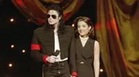 Michael Jackson dan Lisa Marie Presley pada 1994. (AP Photo/Bebeto Matthews, File)