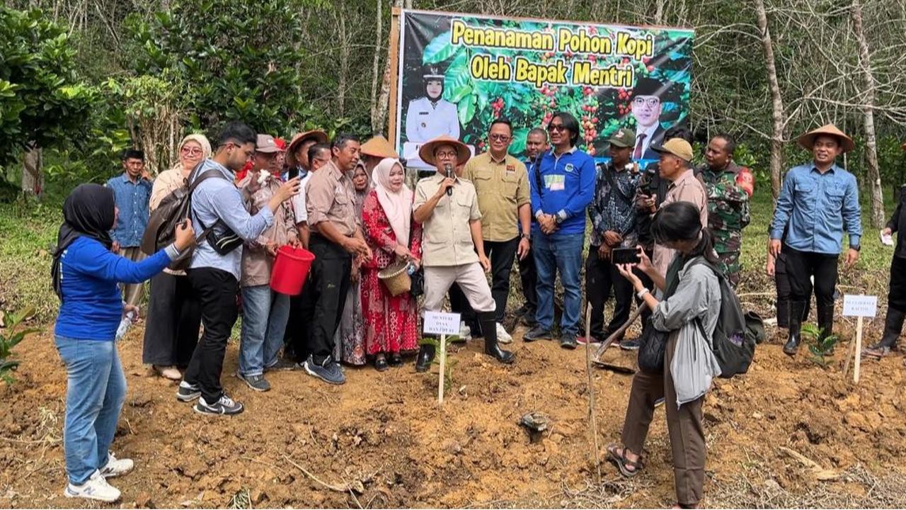 Ke Pedalaman Kaltim, Mendes PDT Yandri Susanto Temukan Potensi Kopi Luwak di Kukar