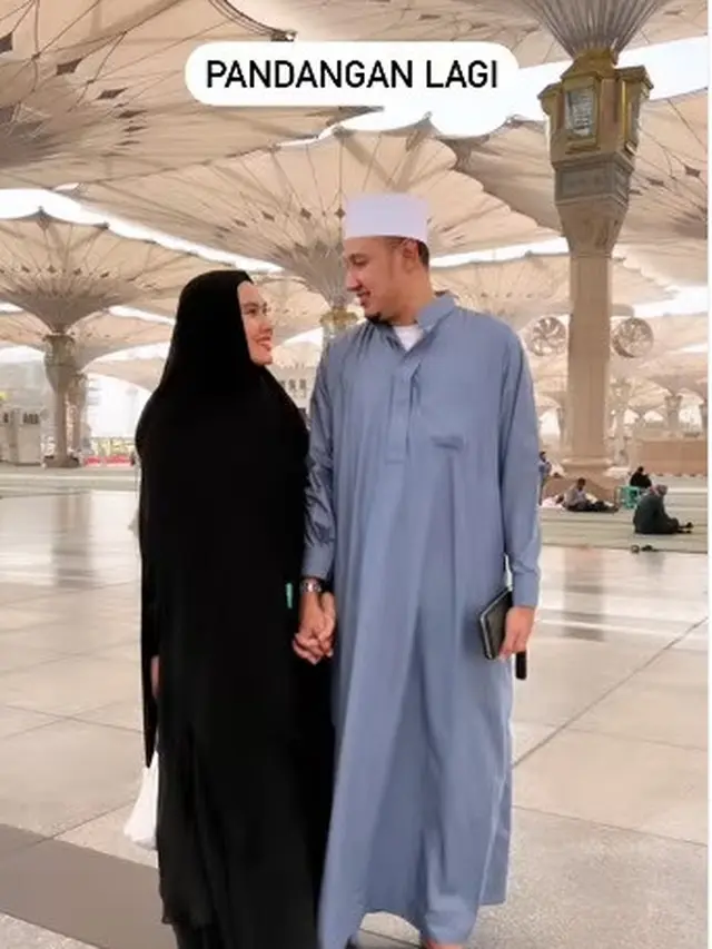 Kartika Putri dan Habib Usman Bin Yahya umrah pada bulan Ramadhan 2022 (Foto: Instagram/@kartikaputriworld)