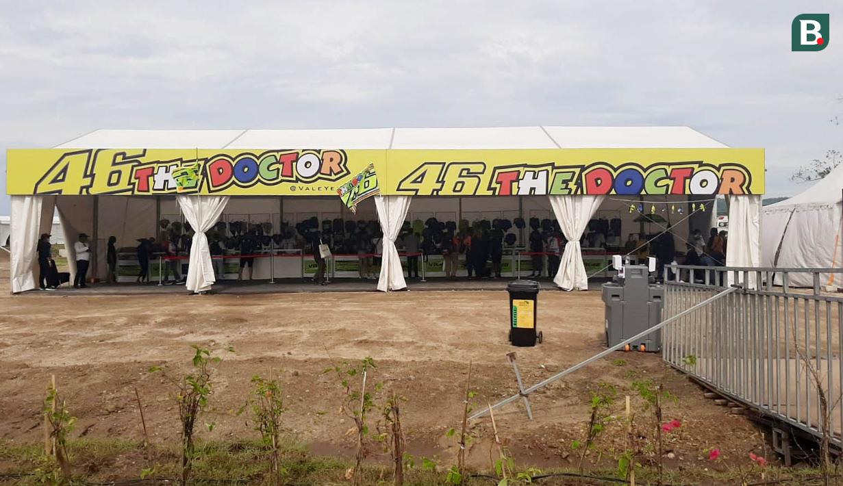 Keberadaan stand Valentino Rossi ini menarik perhatian para pengunjung yang datang. Stand tersebut berukuran cukup besar sekitar 35 x 10 Meter. (Bola.com/Yus Mei Sawitri)