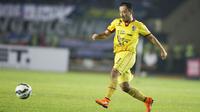 Penampilan gelandang Sriwijaya FC, Yu Hyun-Koo, pada laga Torabika Bhayangkara Cup 2016 melawan PS TNI di Stadion Si Jalak Harupat, Minggu (20/3/2016). (Bola.com/Vitalis Yogi Trisna)