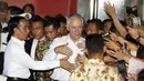 Presiden Indonesia Joko Widodo (kiri) dan Perdana Menteri Australia Malcolm Turnbull (tengah) berjabat tangan dengan pedagang saat blusukan di Blok A Pasar Tanah Abang, Jakarta, Kamis (12/11). (REUTERS/Darren Whiteside)