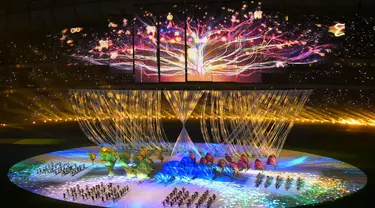 Para penampil ambil bagian dalam upacara pembukaan Pesta Olahraga Asia Tenggara (SEA Games) ke-32 di Stadion Nasional Morodok Techo di Phnom Penh pada Jumat 5 Mei 2023. (MOHD RASFAN/AFP)