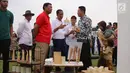 Presiden Jokowi berbincang dengan  pelaku usaha muda pada perayaan Hari Sumpah Pemuda di Istana Bogor, Sabtu (28/10). Perwakilan pemuda dari berbagai komunitas, pelaku usaha kreatif hingga atlet berpartisipasi dalam acara itu. (Liputan6.co/Angga Yuniar)