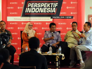Menteri Pendidikan dan Kebudayaan, Anies Baswedan (keempat dari kiri) menghadiri diskusi "Mencari Kurikulum yang Maksimum" di Jakarta, (13/12/2014). (Liputan6.com/Helmi Fithriansyah)