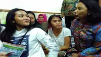 Menteri BUMN Rini Soemarno berbincang dengan salah satu pengunjung di KAI Travel Fair di JCC, Jakarta. (Liputan6.com/Fiki Ariyanti)