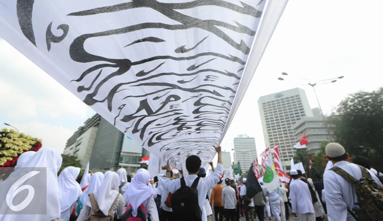 Suasana Parade Tauhid di kawasan Bundaran HI, Jakarta, Minggu (16/8/2015). Parade Tauhid yang diikuti berbagai organisasi massa Islam ini digelar dalam rangka mensyukuri kemerdekaan RI yang ke 70 tahun. (Liputan6.com/Faizal Fanani)