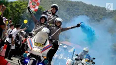 Polwan beratraksi menggunakan motor gede selama Road Safety Festiva Millenial Gorontalo, Minggu (10/2). Atraksi ditampilkan untuk memberi gambaran kaum millenial dalam berkendara membutuhkan keterampilan khusus. (Liputan6.com/Rahmad Arfandi Ibrahim)